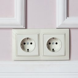 Розетка с заземлением и шторками (слоновая кость) W1171103 Werkel 732690